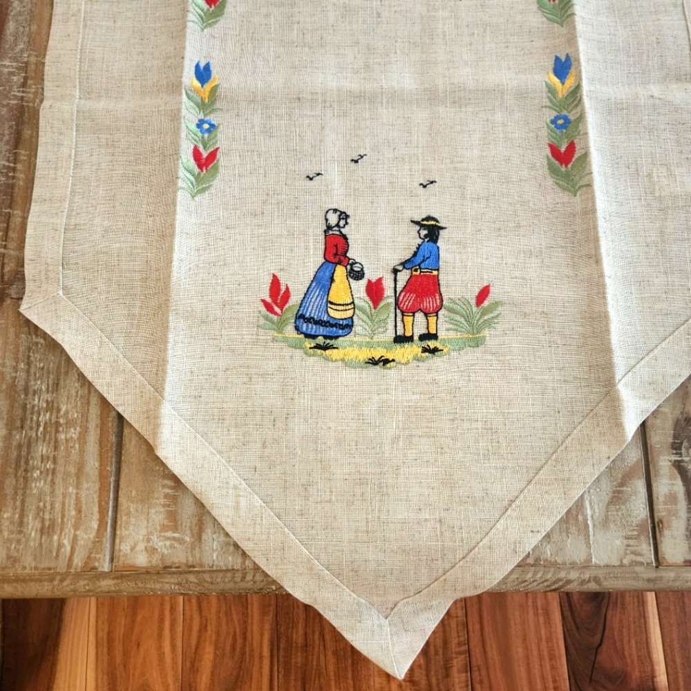 Rolande du Dreuilh Tablerunner Embroidery Flowers Nordic Country Scene France